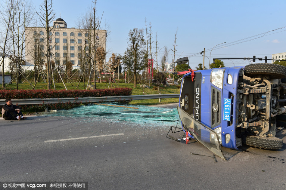 浙江:大货车转弯倾斜侧翻 数吨玻璃碎一地