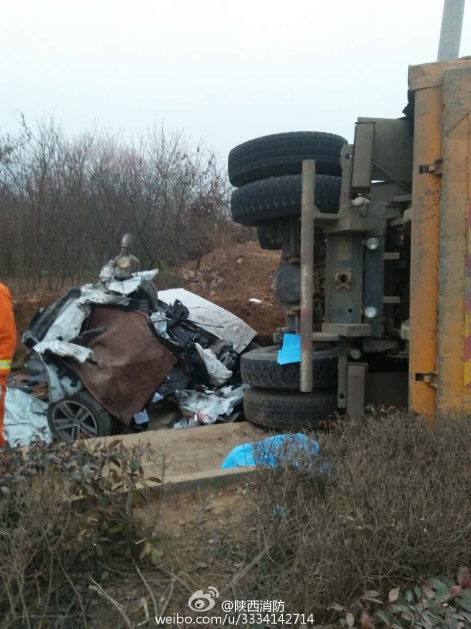 西安渣土车压扁轿车 致3人身亡_高清图集_新浪网