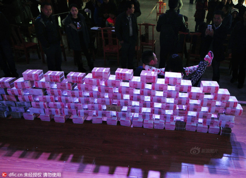 村子当众分红1000万 现金堆"钱山"