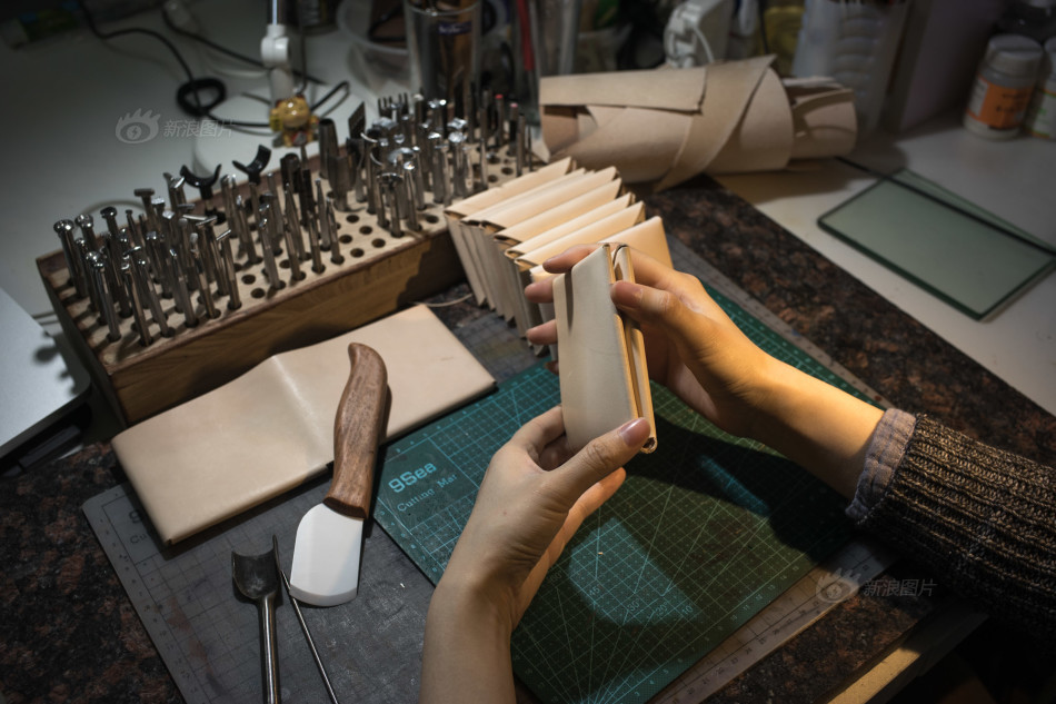 手工皮具真是费时费力,但我不会把勤奋手作当做评判价值的标准,我渐渐