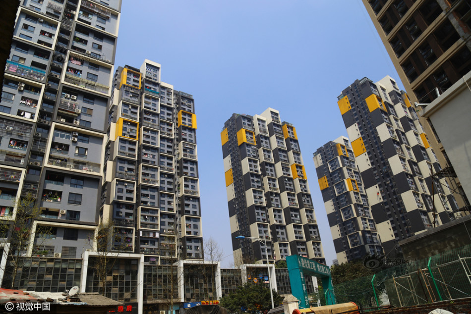 2016年3月18日,重庆九龙坡几栋楼房造型奇特引热议.