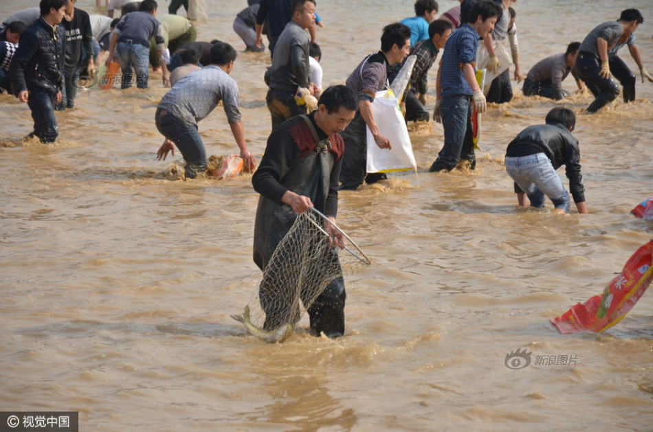 四川巴中千人水中混战抢鱼