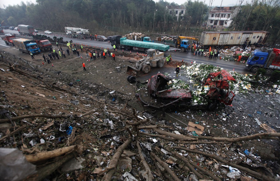 京港澳高速油罐车爆炸 临近房屋墙壁裂开