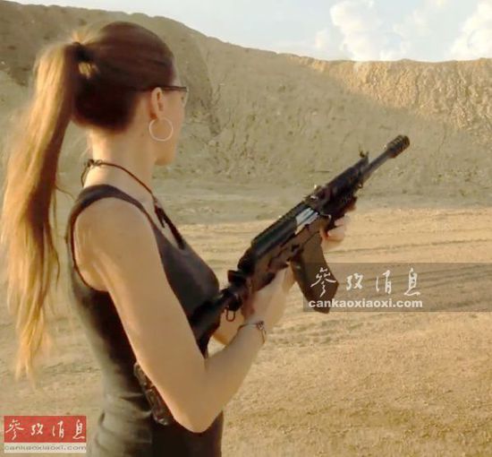 外国女枪迷身材火辣 长短枪都玩得溜