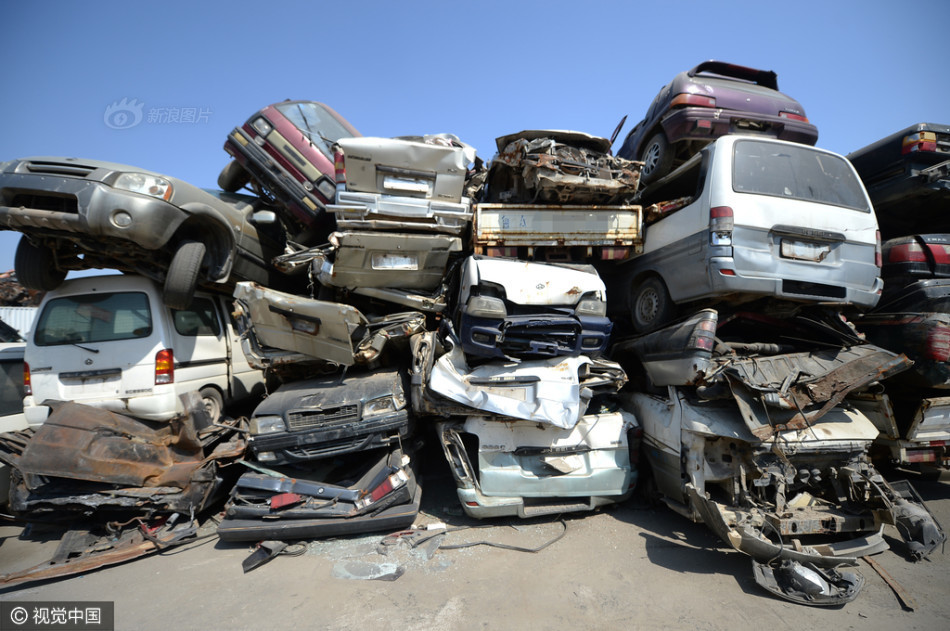 日前,记者来到这个济南市最大的拆解中心,众多的报废车一层层叠汾在
