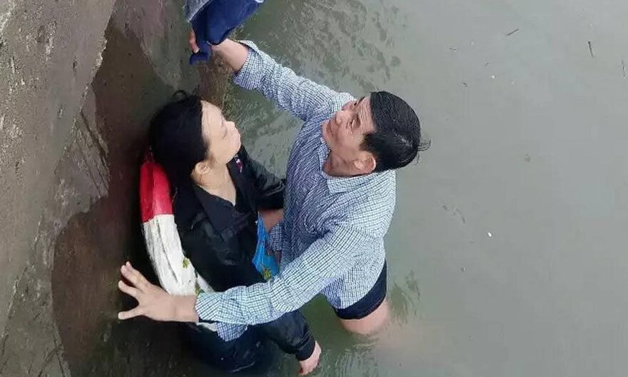 大叔跳海救溺水女子