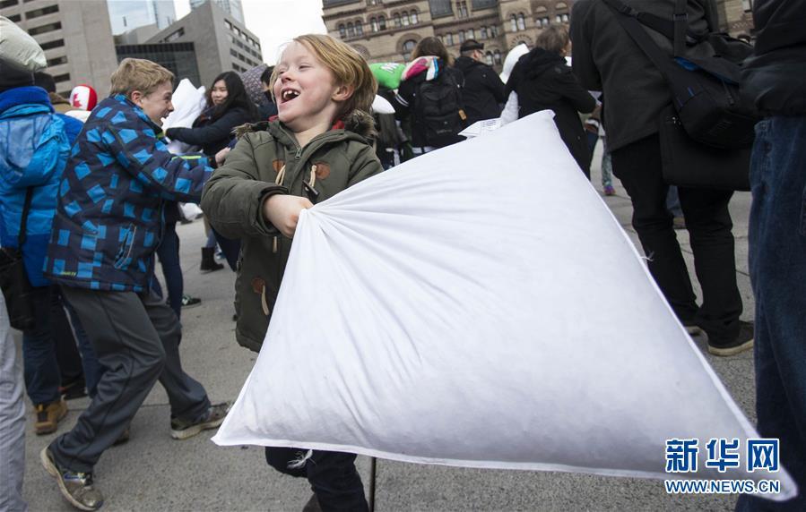 国际枕头大战日 世界各地欢乐"开战"