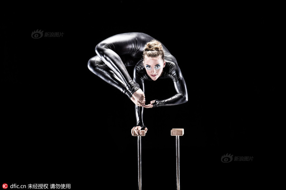 美国少女表演超强柔术 可用脚射箭