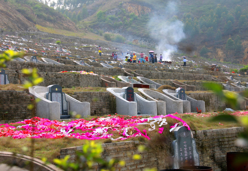 广东陆丰"坟爷"非法占地建3232座墓穴被查