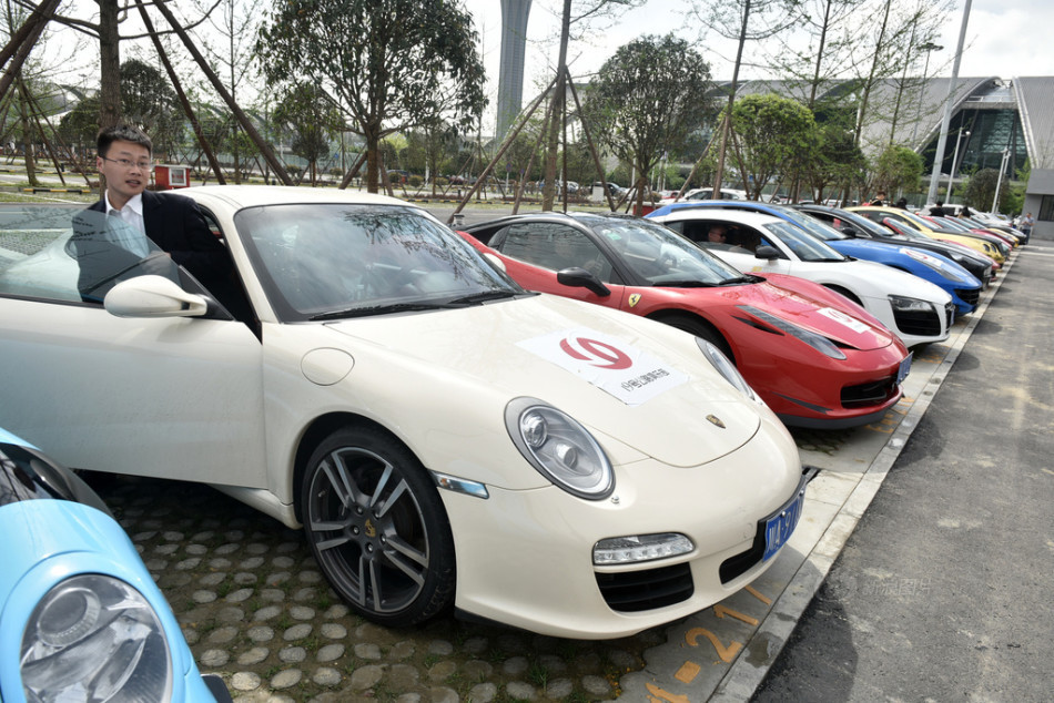 成都:25辆豪车扎堆双流机场接客人