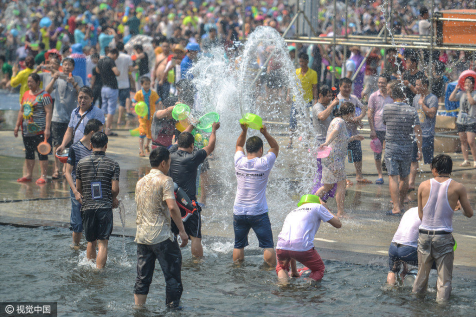 云南西双版纳泼水节 万人狂欢_高清图集_新浪网