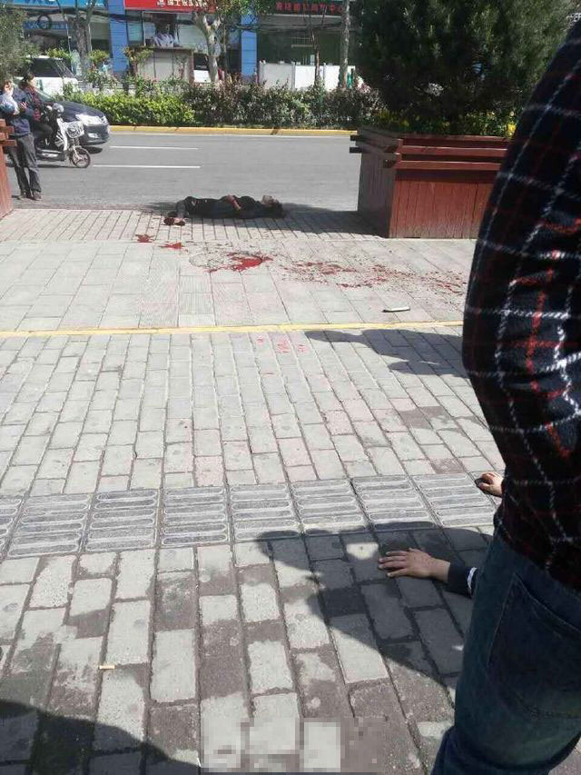 街头家暴 妻子遭丈夫刀划,锤子敲头