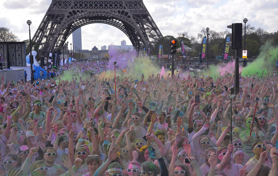 巴黎彩色马拉松染彩粉最多者才能夺冠