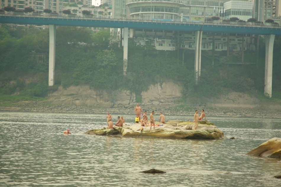 重庆男子集体裸泳 遇人拍照喊"给我来两张"