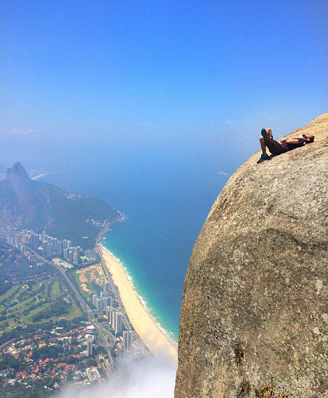 巴西800米高悬崖边游人惊险自拍