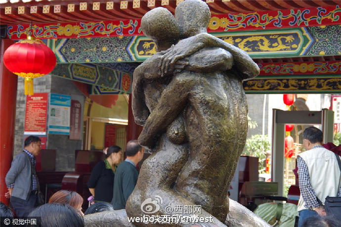 热吻裸体雕塑现西安公园 妈妈拉孩子绕开_高清图集_新浪网