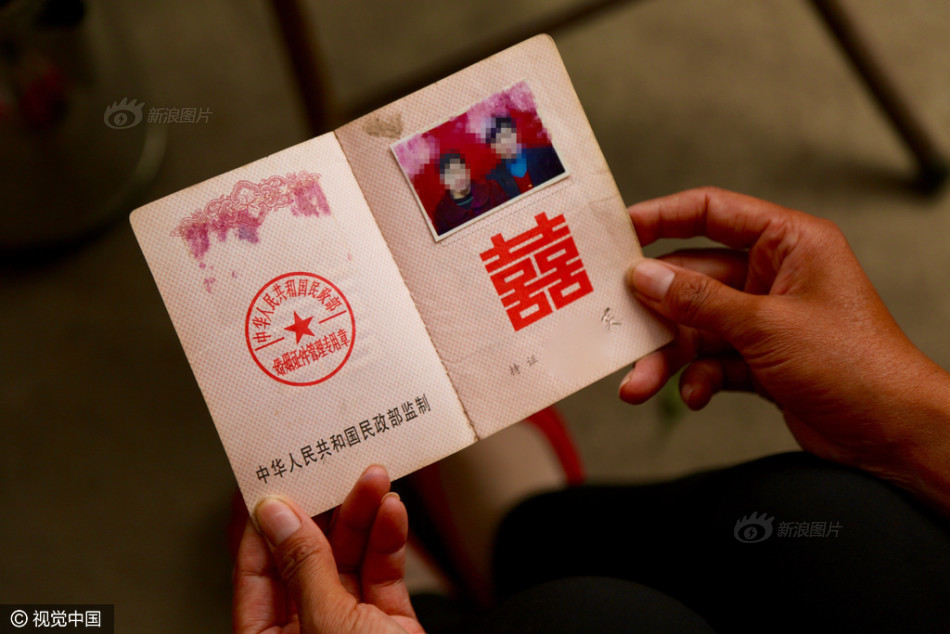 2016年4月23日,河南邓州,景某某与丈夫的结婚证,两人至今没有离婚.