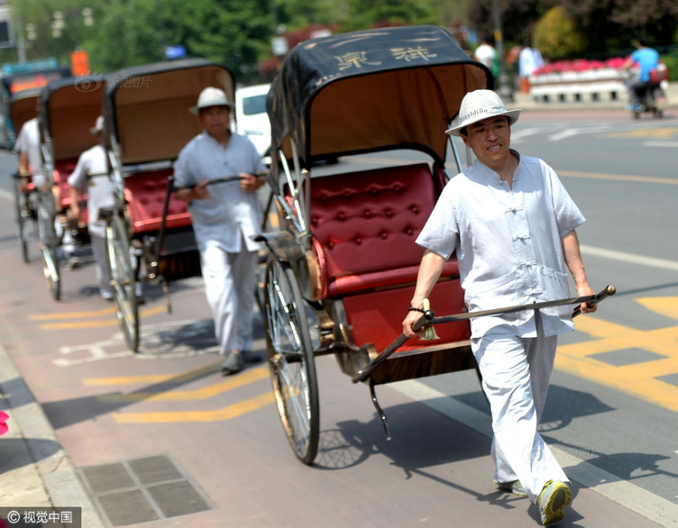 济南人力车上路运营 腕表成计价器