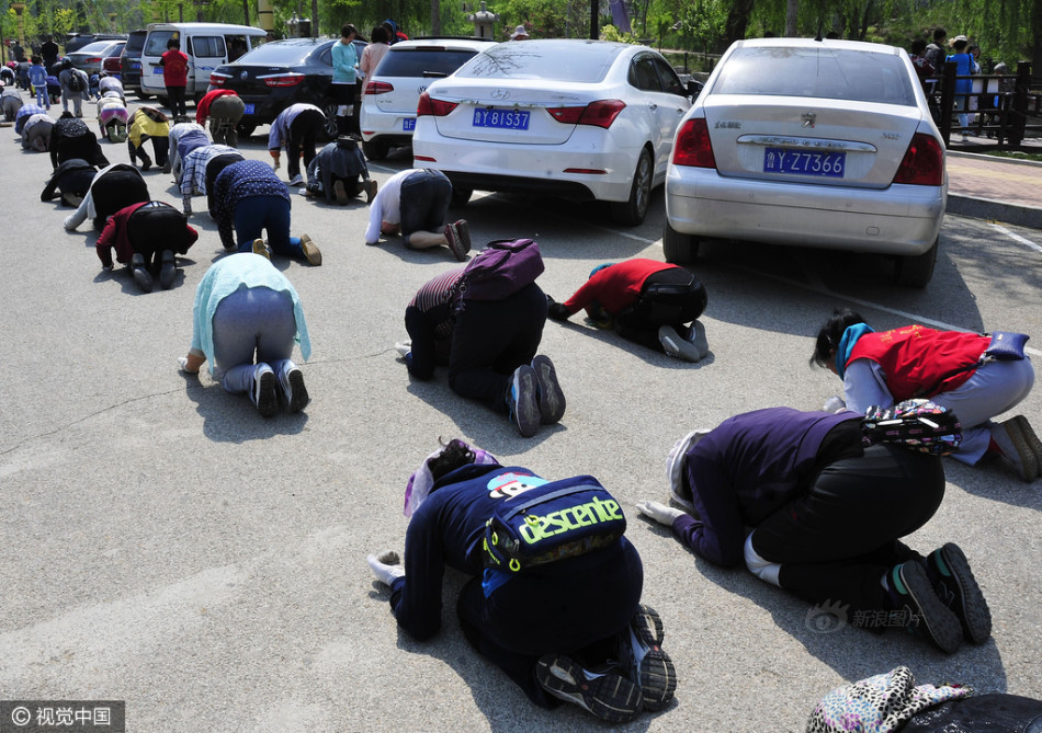 烟台朝山法会:信徒三步一跪场面壮观