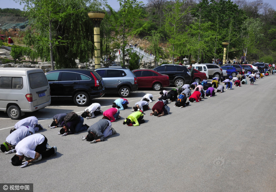 信众在山东烟台合卢寺朝山活动中行三步一拜大礼.