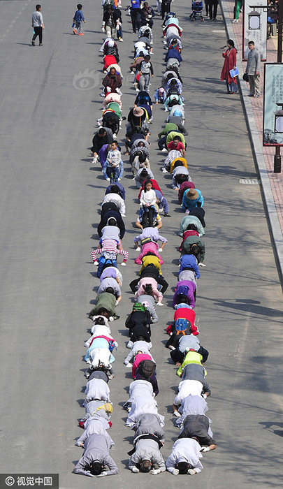 烟台朝山法会:信徒三步一跪场面壮观