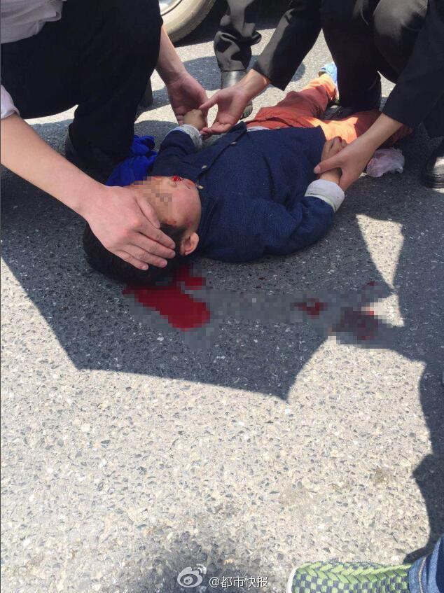 4岁男童斑马线上被suv撞出2米 司机穿拖鞋