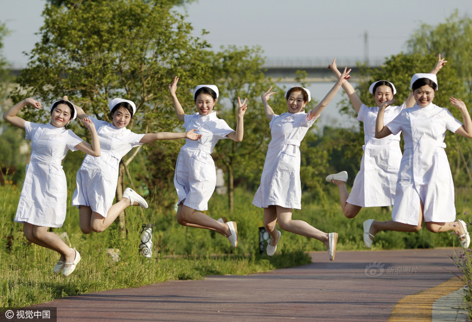 四川美女护士护士节变装展示青春活力