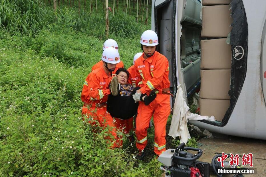 南宁搭载学生客车侧翻2人死亡