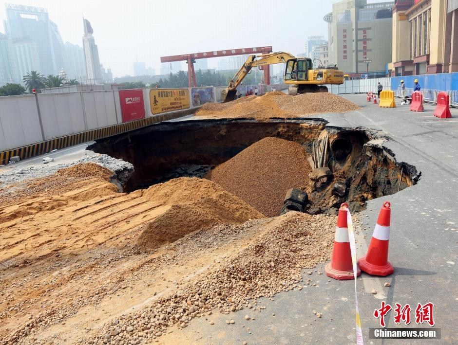 南昌地铁2号线施工现场路面塌陷