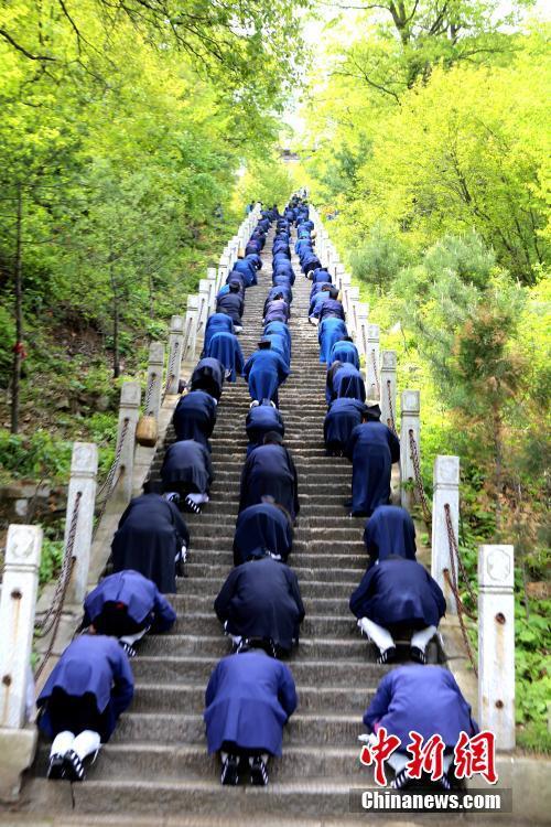数百道士跪拜千级台阶上山朝圣
