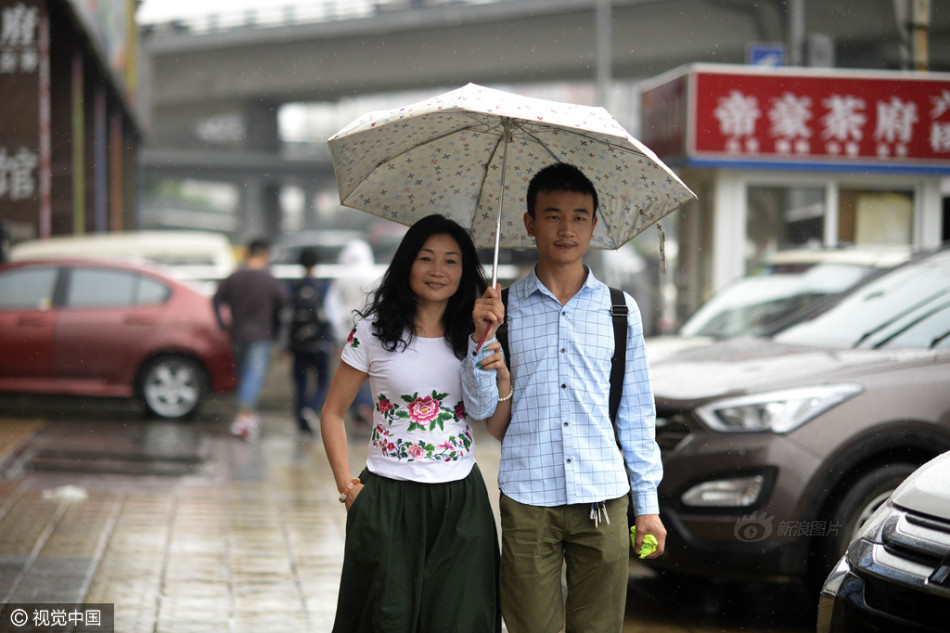 "拓拔野心中一凛,突然想起《百草注》上曾提到此毒,乃西海寒蛛的  o