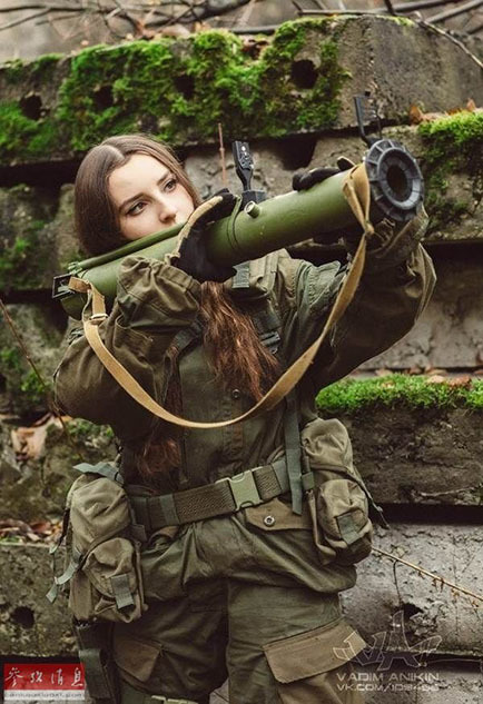 俄罗斯美少女军迷"拥枪入眠"