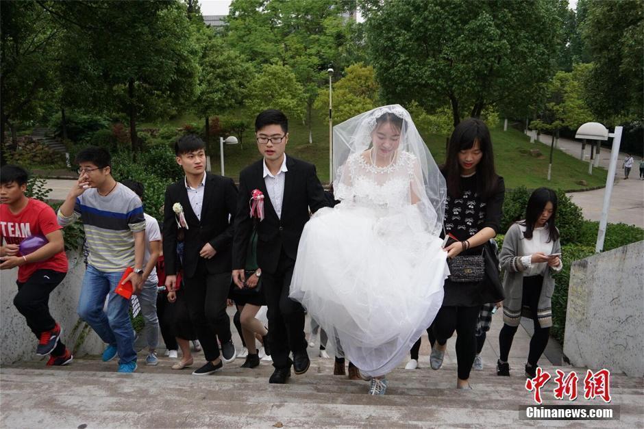 大学华夏学院的一对学生情侣张文和陆祖成在校园内举行了"结婚典礼"