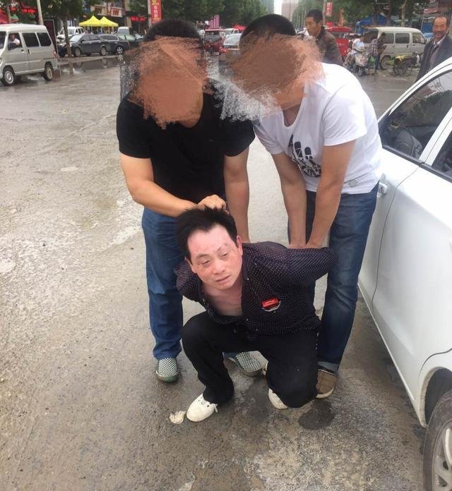 河南男子弑父杀母其母跪地求饶仍被杀