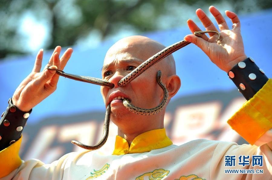 "亚洲蛇王"刘飞演绎"蛇钻鼻孔"