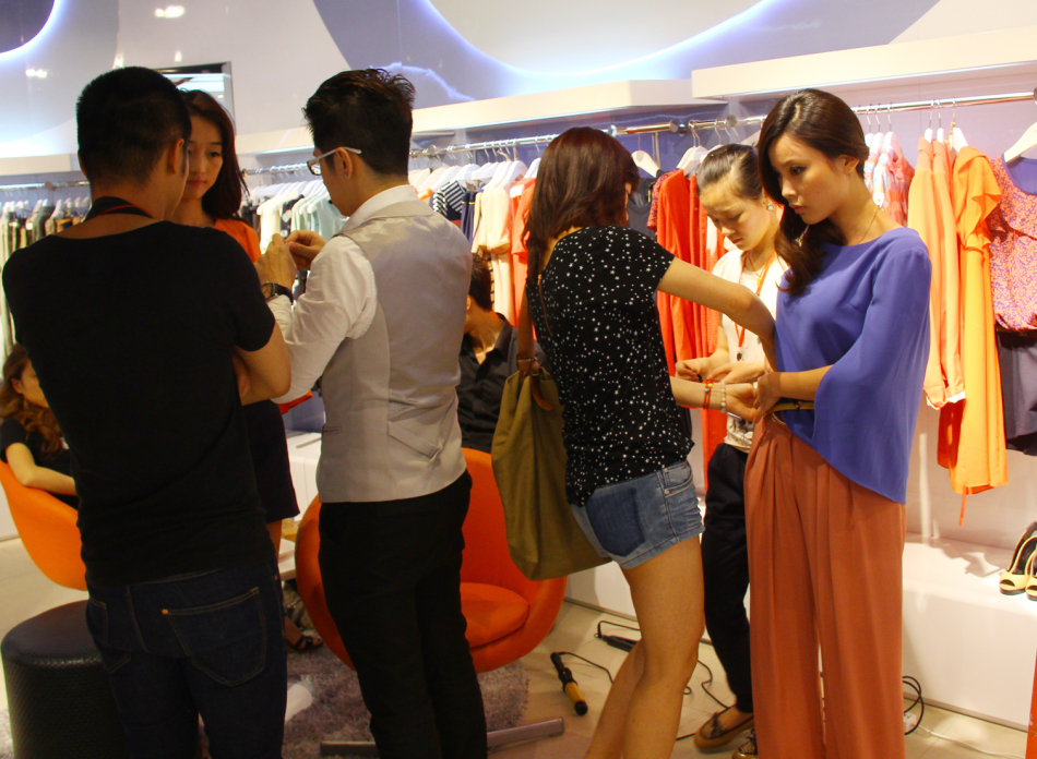 微女郎时尚秀首期拍片花絮 现场男人妖娆过女人[高清]_高清图集_新浪