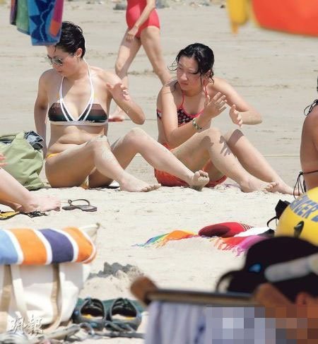 吴绮莉与女儿沙滩秀比基尼 小龙女亭亭玉立