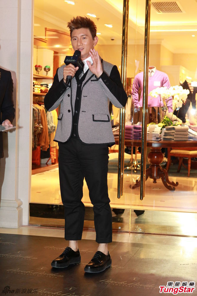 吴奇隆白百何站台捞金 着装默契似情侣