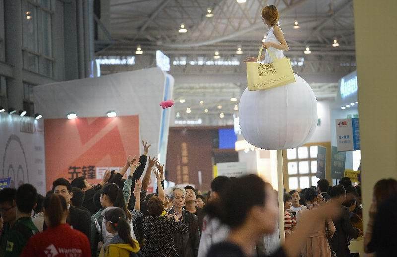 成都2013秋季房交会上美女"各显神通"