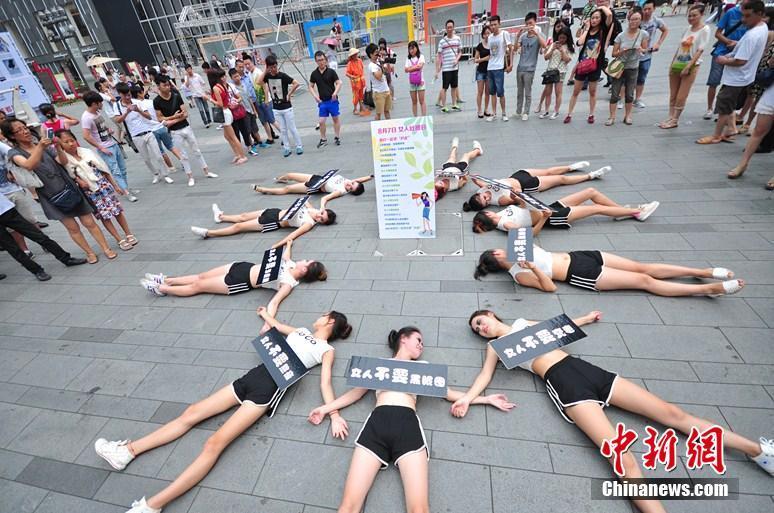 成都街头美女集体倒地"吐槽"引围观