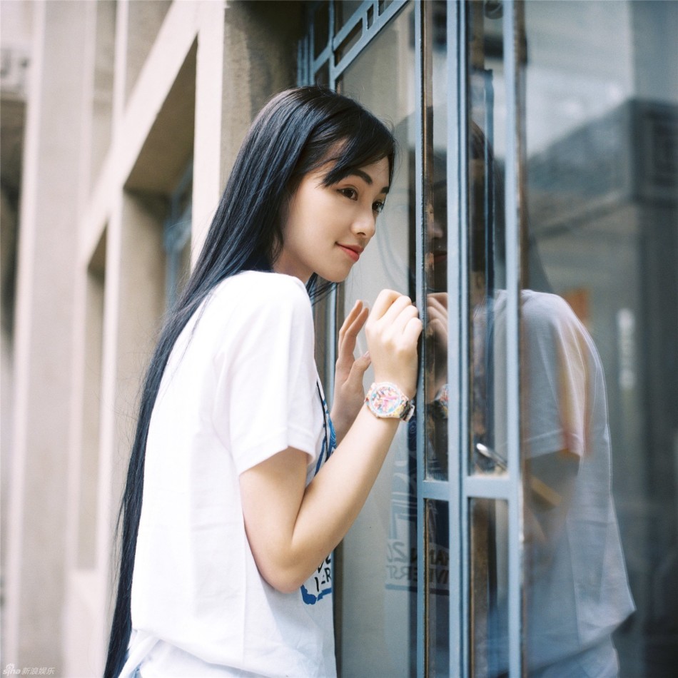 武大校花黄灿灿校园美照 青春飞扬迎新学年