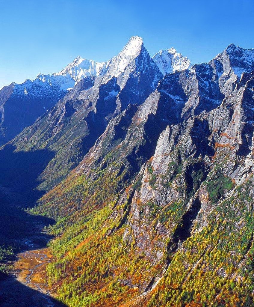 川讯:安岳镇党委书记开奔驰包小三