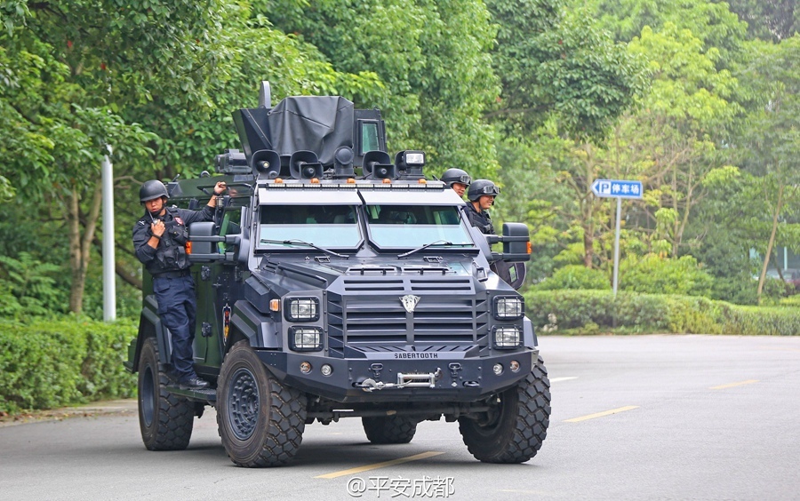 成都特警警营开放日 剑齿虎装甲车霸气亮相
