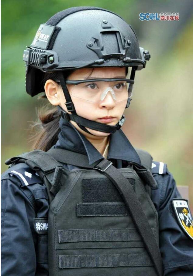 21名女特警英姿飒爽比武 人美枪准功夫高