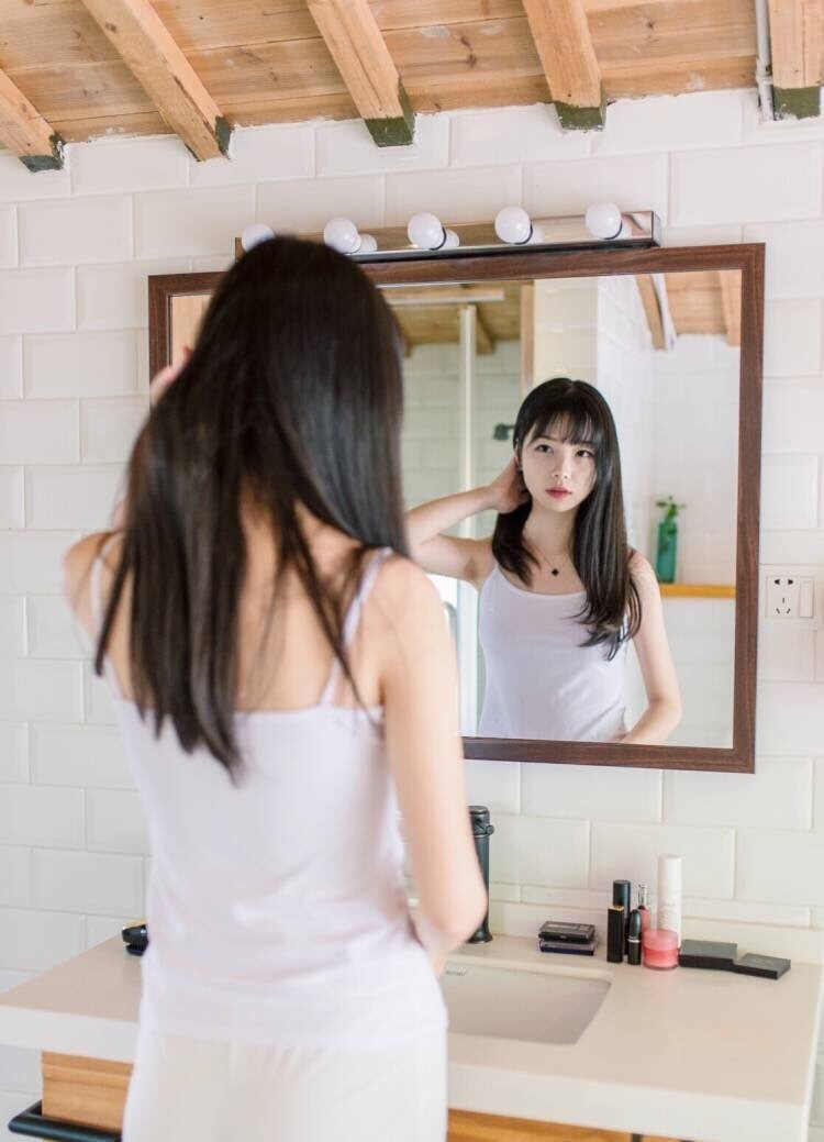 高校校花晒性感泳装照 上演湿身诱惑