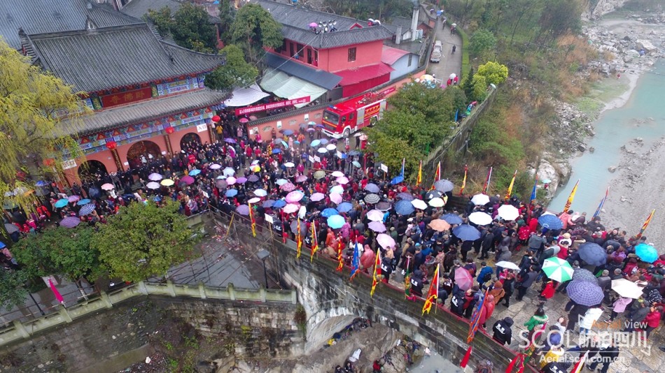 航拍:安县雎水镇万人撑伞踩桥