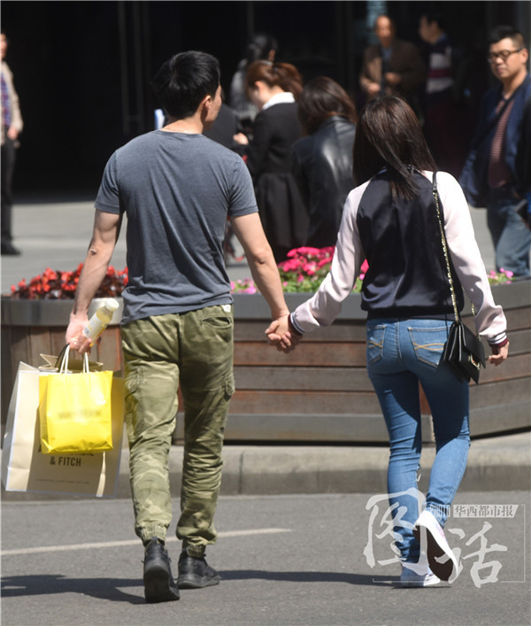 成都夏天已在路上 姑娘们身着裙子出街(图)