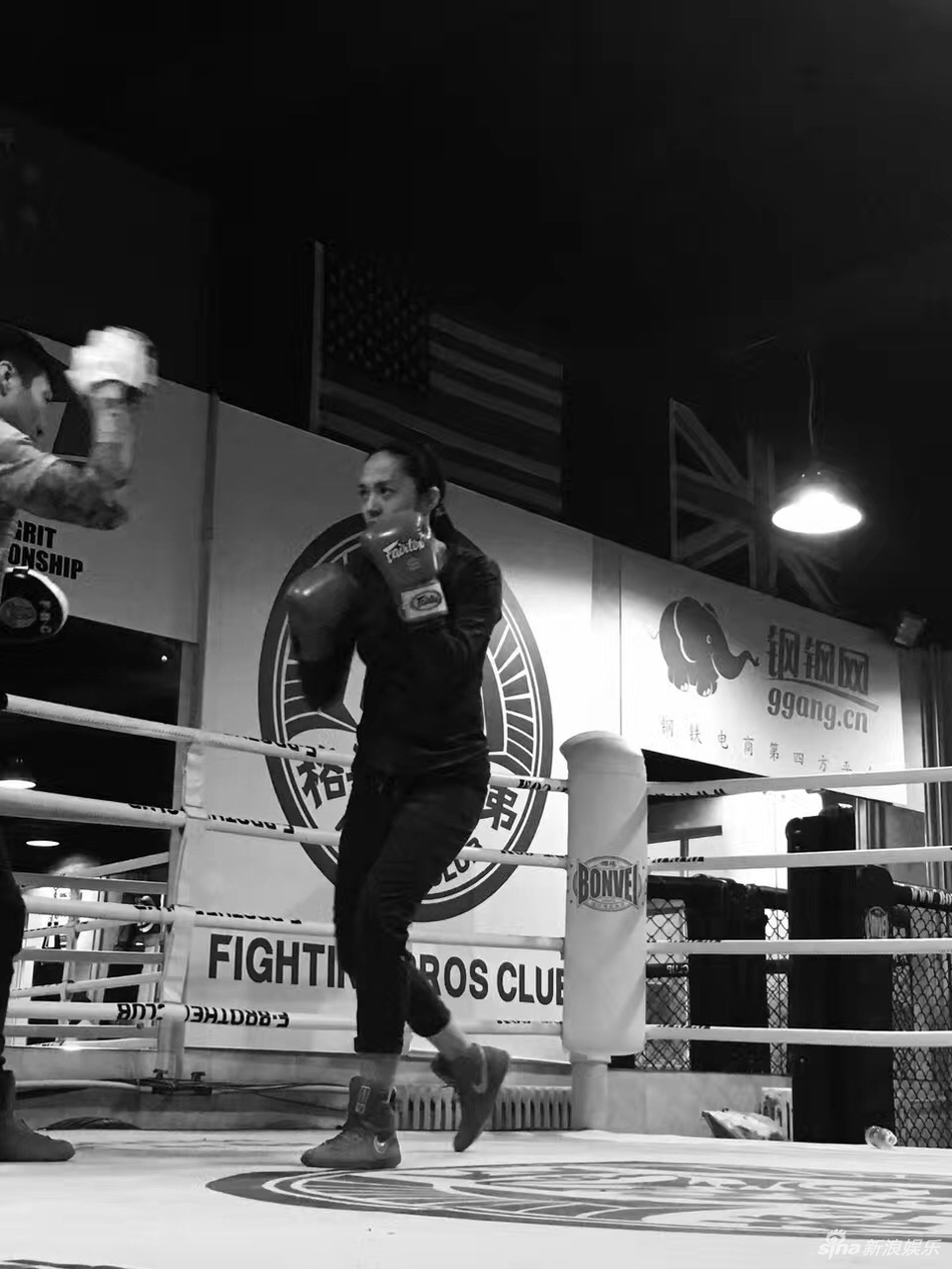 姚晨拳击训练照 黑白色调演绎运动大片