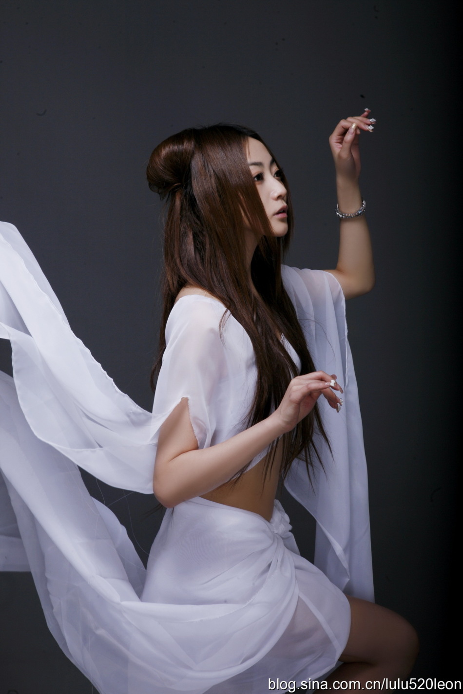 韩恩贞cos游戏形象九尾狐花絮