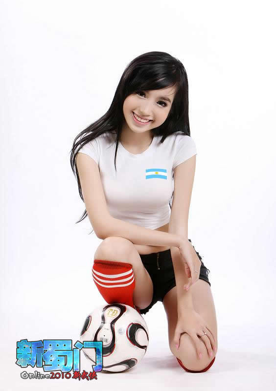 新蜀门越南妞小逸足球宝贝照
